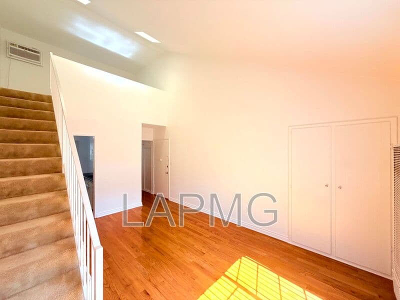 Los Angeles House: 6200-6206 Fountain Avenue