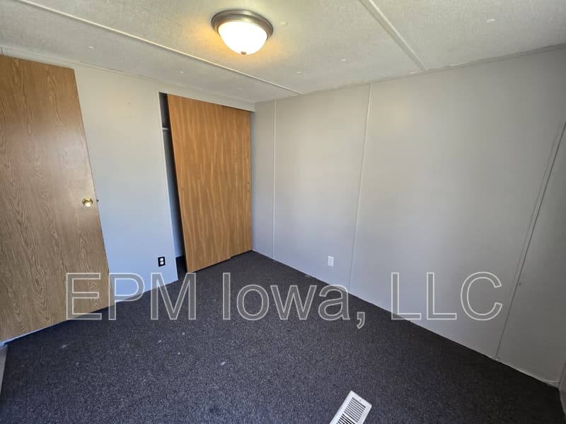 Cedar Falls House: 700 West Ridgeway Avenue Lot 630