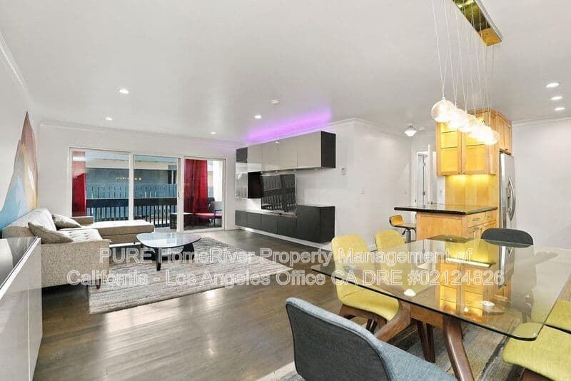Redondo Beach House: 800 Camino Real