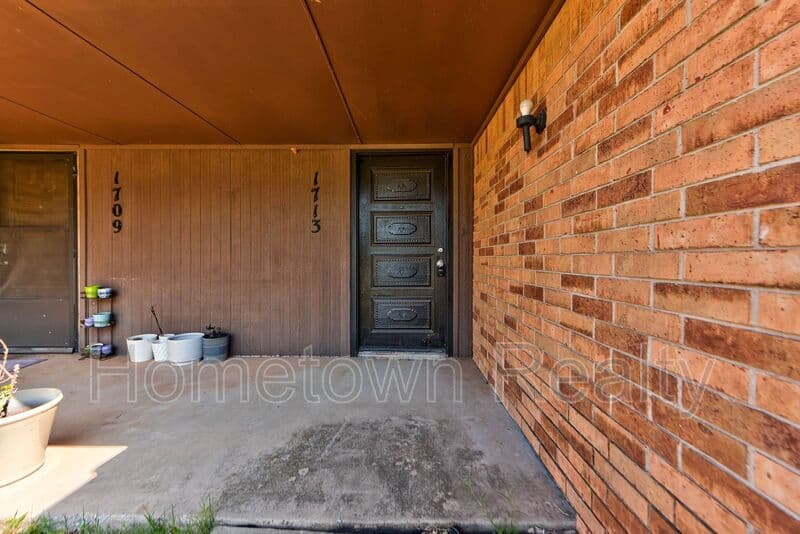Norman Condo: 1713 Hillcrest Drive