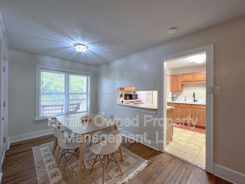 Summerville House: 806-B N Magnolia St