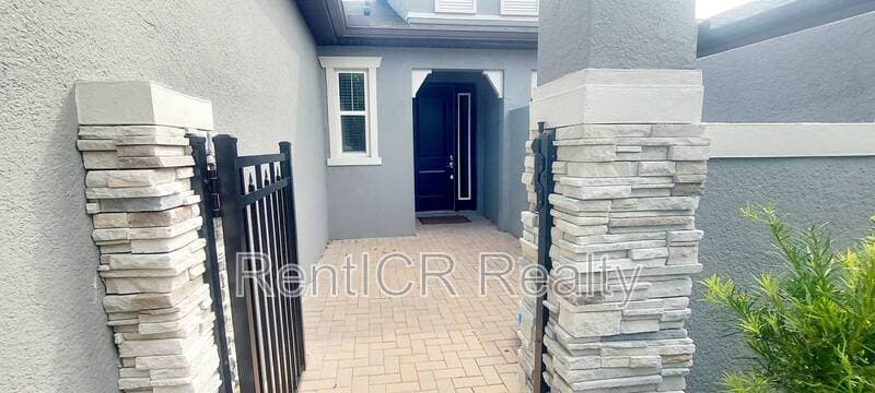 Lutz House: 353 Villa Corte Drive