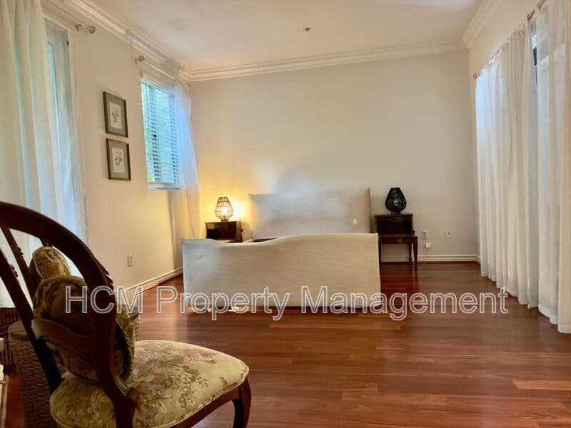 Irvine House: 2233 Martin