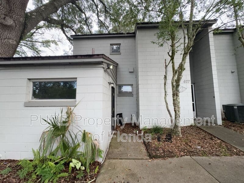 Ocala House: 627 NE 28th Avenue