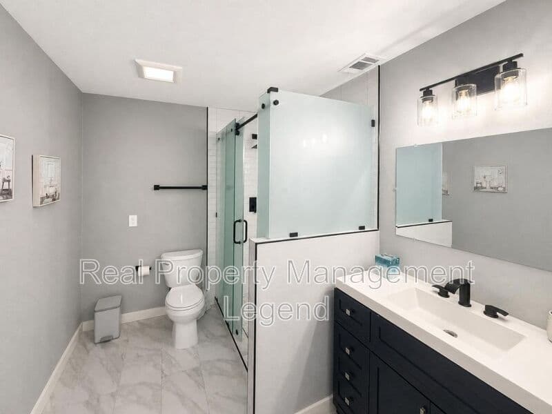 Carrollton House: 2930 Furneaux Ln
