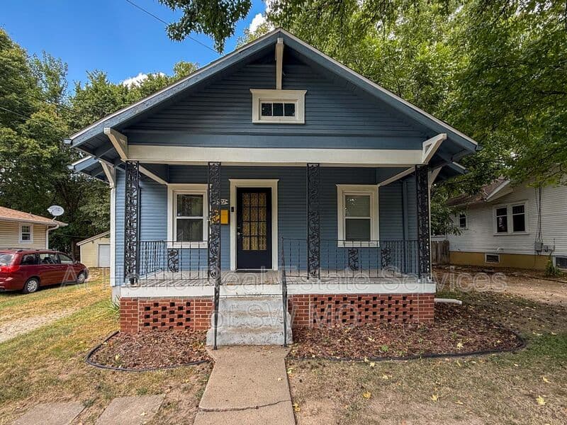 Springfield House: 1627 E Cairo St