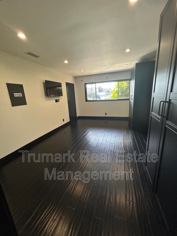 Studio City Condo: 12426 Moorpark St