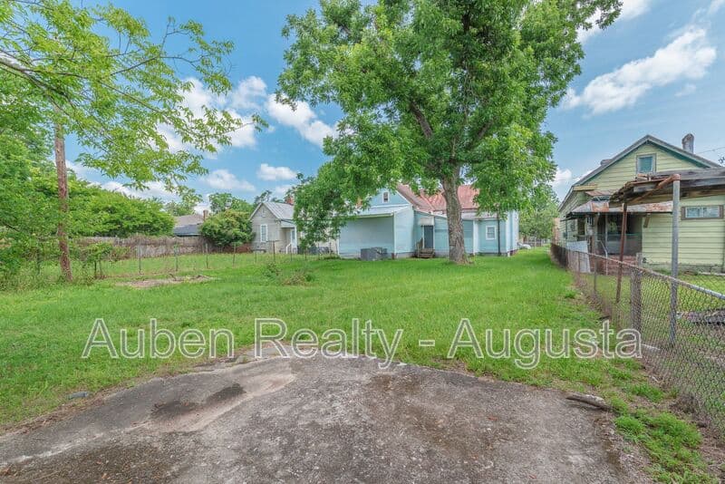 Augusta House: 2024 Clark St