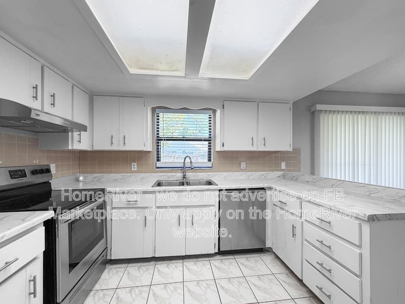 Edgewater House: 2811 Queen Palm Dr