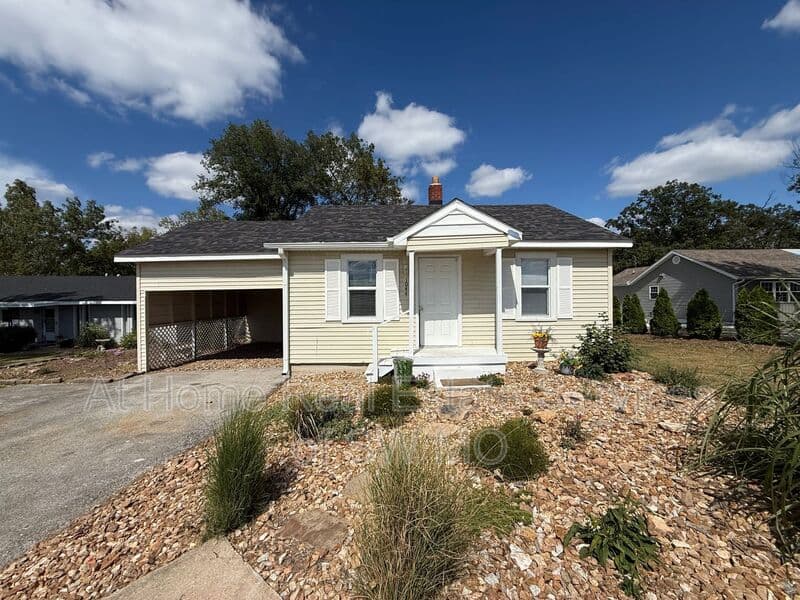 Springfield House: 1044 W Windy Ridge Lane