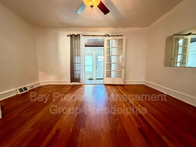 Collingdale House: 7 Rhodes Ave