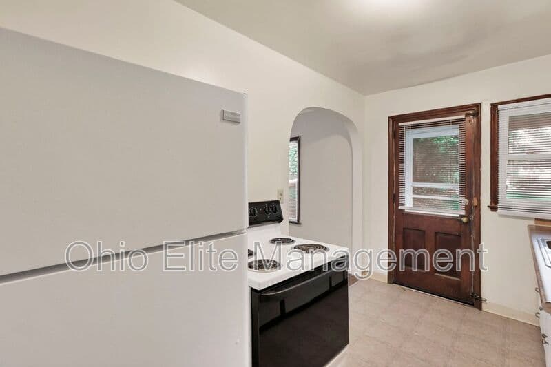 Columbus House: 53 S Burgess Ave