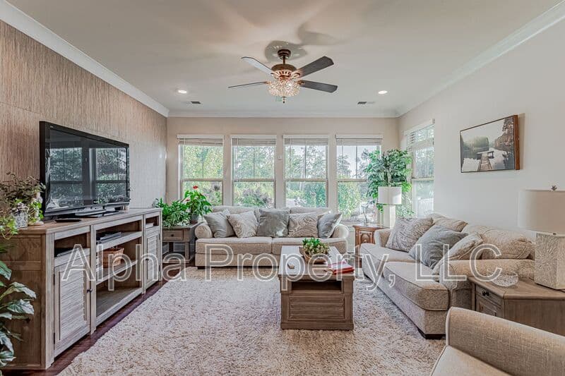 Greenville House: 14 Burl Ct