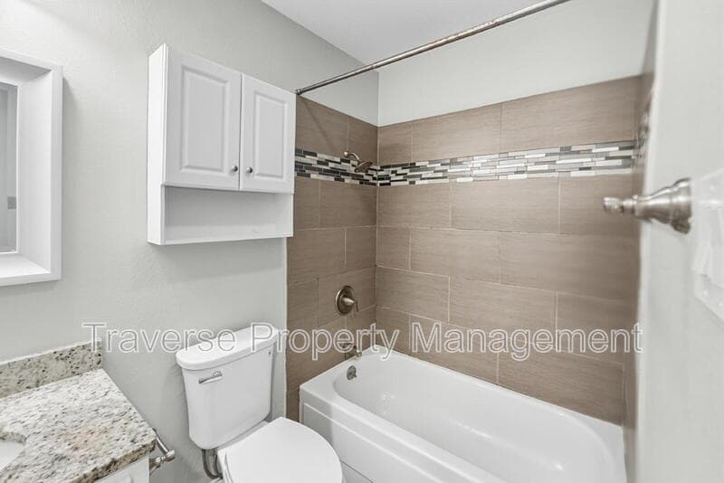Bedford House: 2909 White Oak Ln