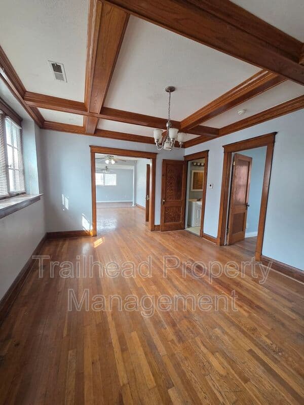 Kansas City House: 219 N Monroe