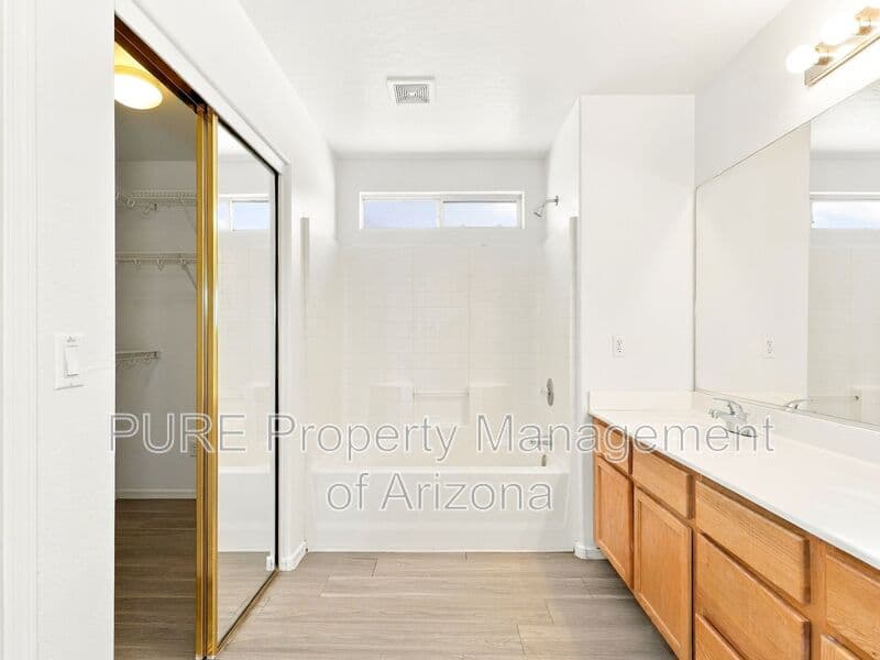 Avondale House: 11380 W Mohave St
