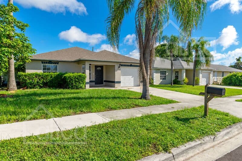 Riviera Beach House: 742 W 6th St