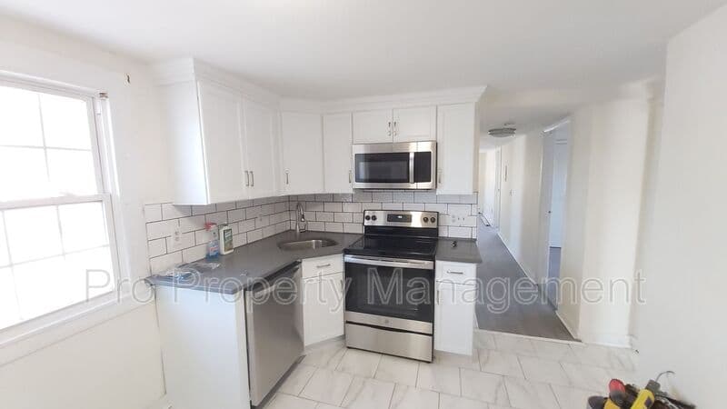 NEW MILFORD House: 125 RAILROAD ST