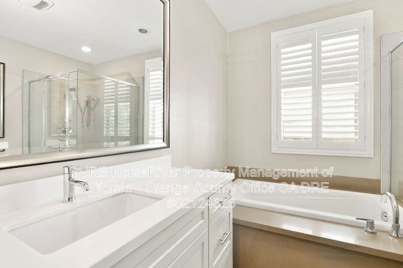 Lake Forest House: 208 El Paseo