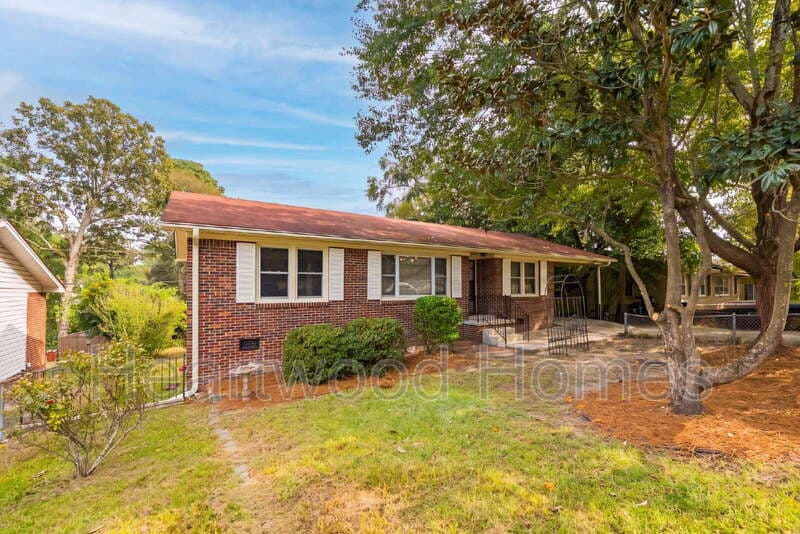Columbia Condo: 1911 Cermack St