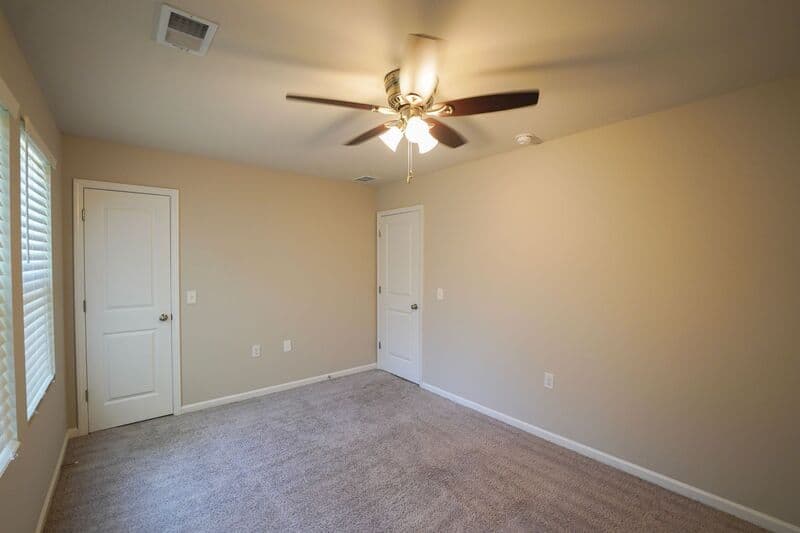 Midway House: 44 Sunrise Cir