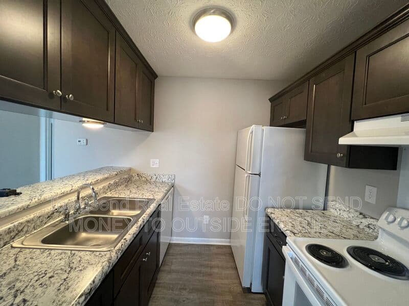 Fayetteville House: 1429B Ireland Dr