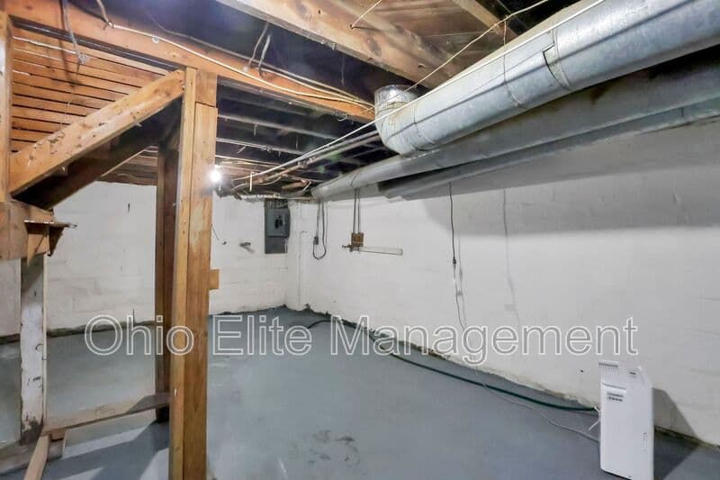 Columbus House: 2545 Sullivant Ave