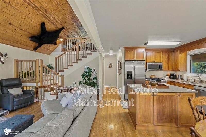 Eagle River House: 10610 High Bluff Dr