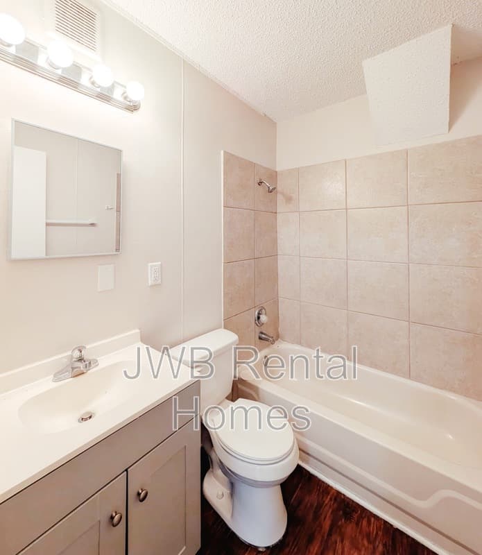 Jacksonville House: 3137 1st St W