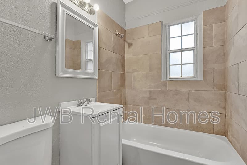 Jacksonville House: 10517 Ashby Rd