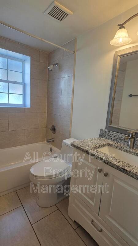 Lakeland Apartment: 915 Ariana St