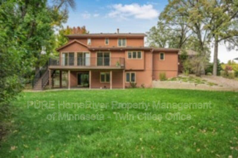 Edina House: 7420 Hyde Park Cir