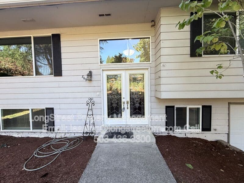 Salem House: 869 Meadowlawn Dr SE