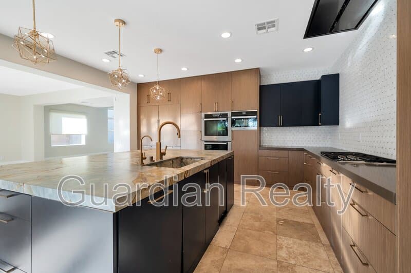 Henderson House: 2485 Sturrock Dr