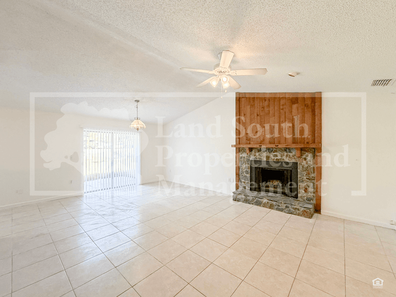 Lakeland House: 5011 Woodgreen Lane