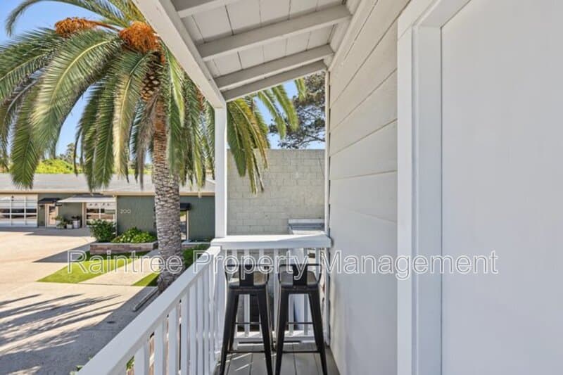 Solana Beach Condo: 146 N Cedros Ave