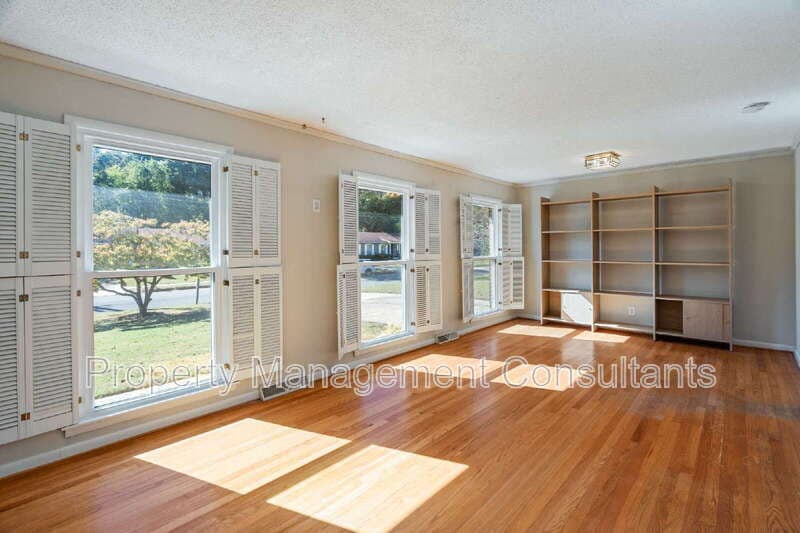 Huntsville House: 3200 West Helena Drive Northwest