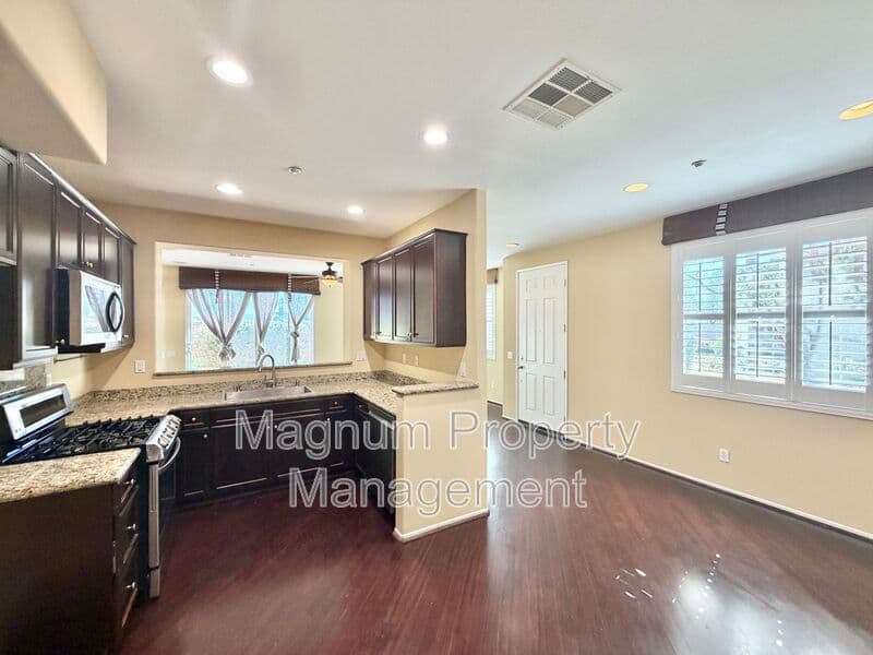 Murrieta House: 35792 Hazelhurst St