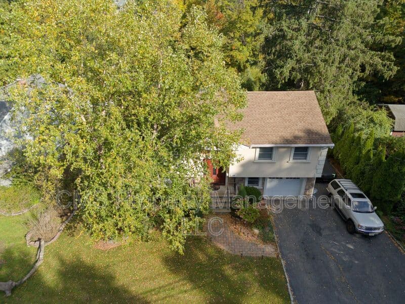 Bloomingdale House: 128 Reeve Ave