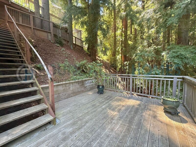Kentfield House: 309 Crown Rd