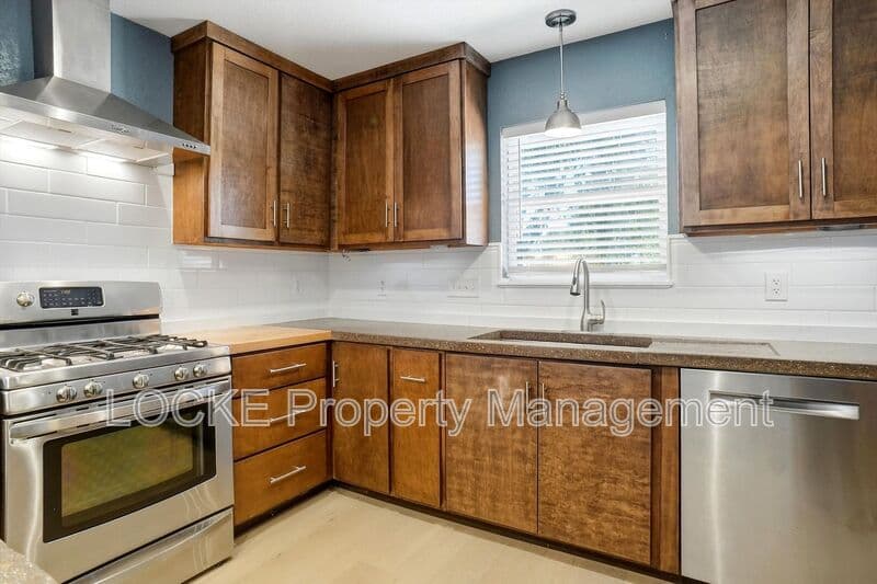 Benbrook House: 1004 Usher St