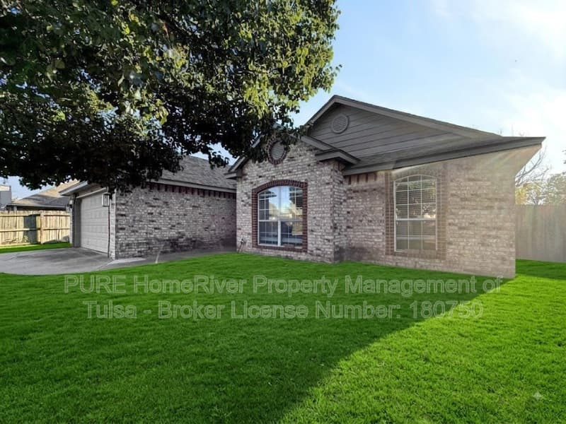 Collinsville House: 10736 E 120th St N