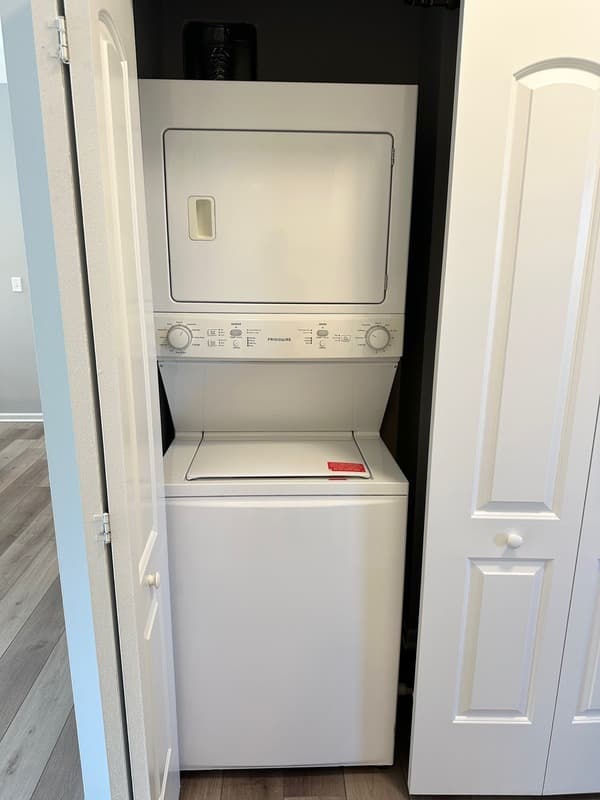 East Dundee Condo: 809 E Main St