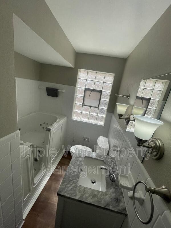 Saint Louis House: 7117 Forest Hill Dr