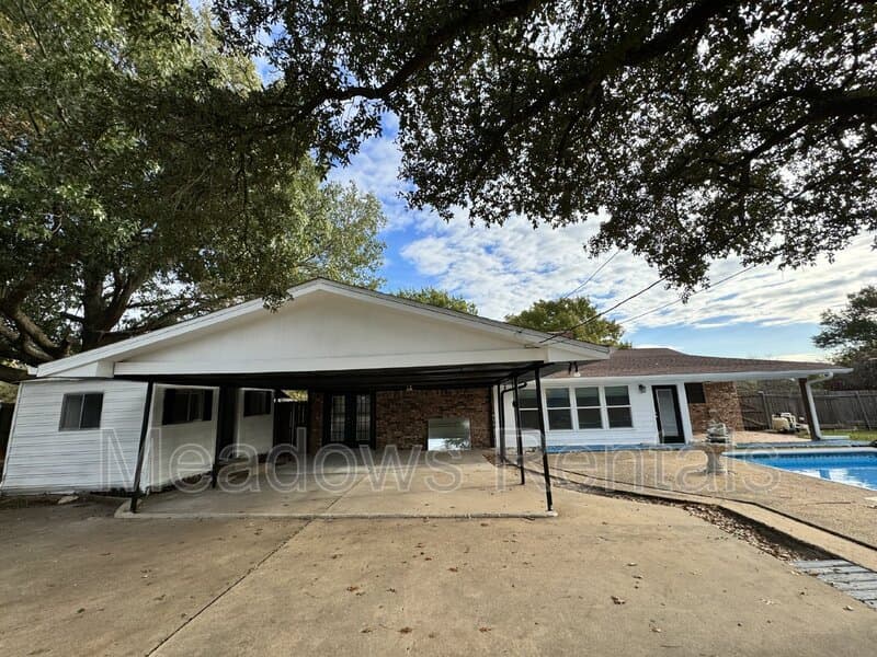 Lorena House: 140 Towne West Drive