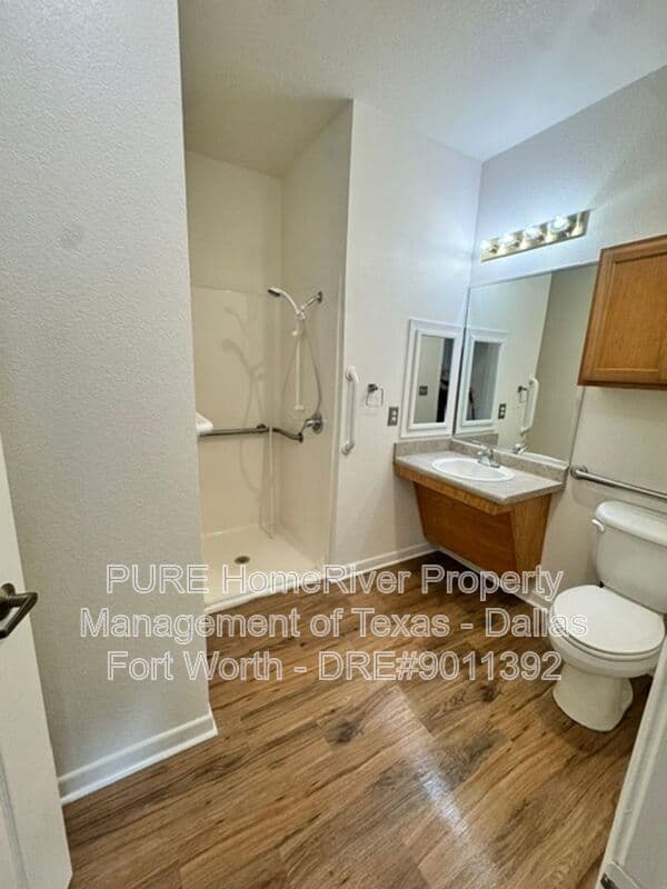 Grapevine Apartment: 400 Glade Road