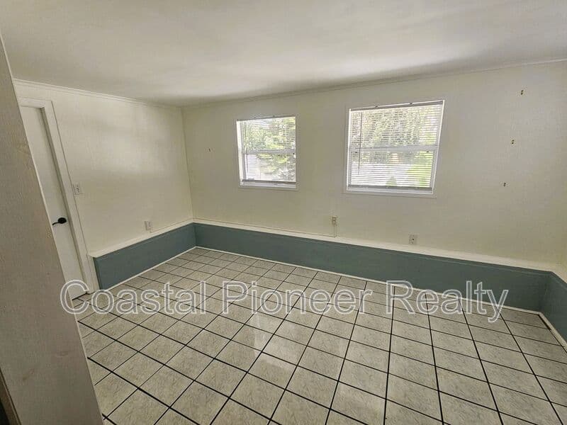 Tampa House: 7301 N 13th St