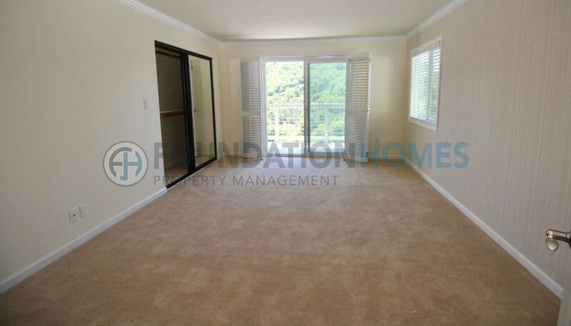 Fairfax House: 93 Live Oak Ave