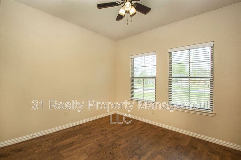 Denison House: 700 E Bullock St
