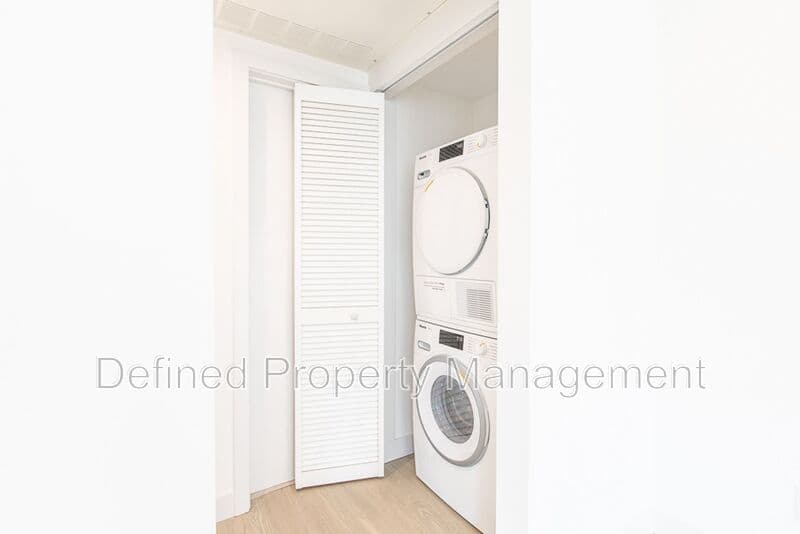 Los Angeles Condo: 6133 Eleanor Ave